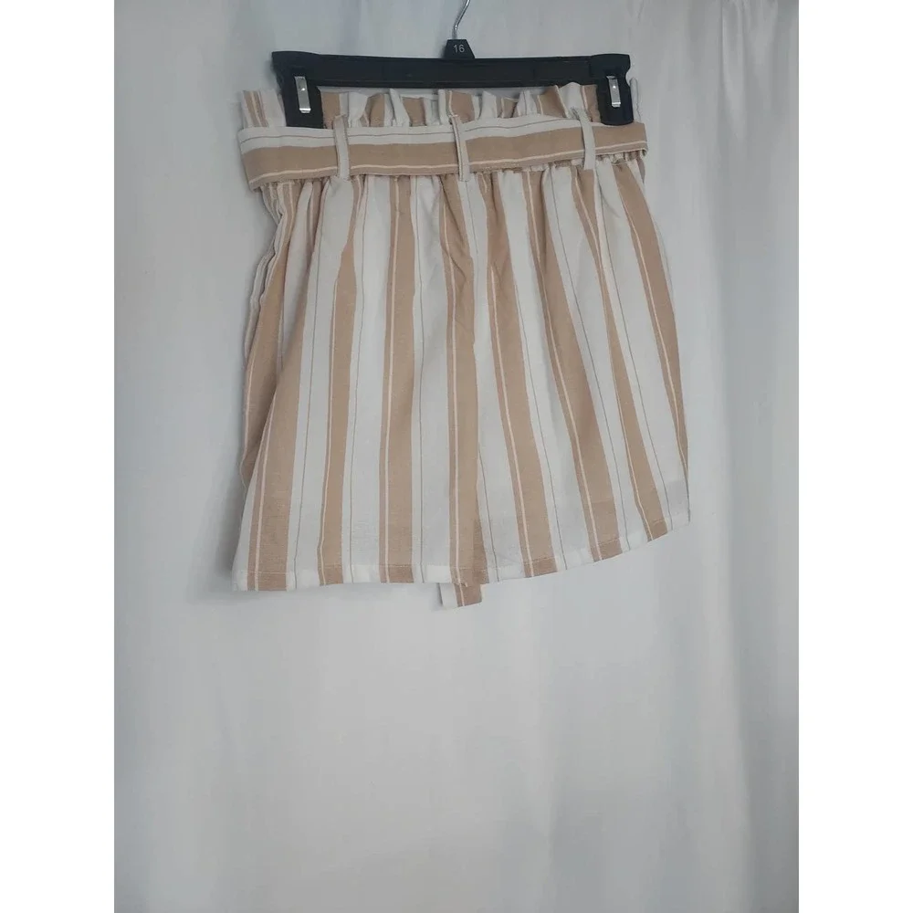 Francesca's ALYA tan/white wide striped Paper bag NWT shorts. Size S - Picture 3 of 9